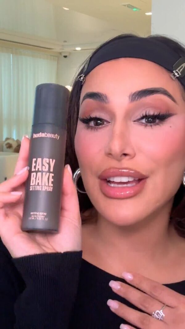 HUDA BEAUTY Easy Bake Setting Spray with 16-Hour Wear - Image 3